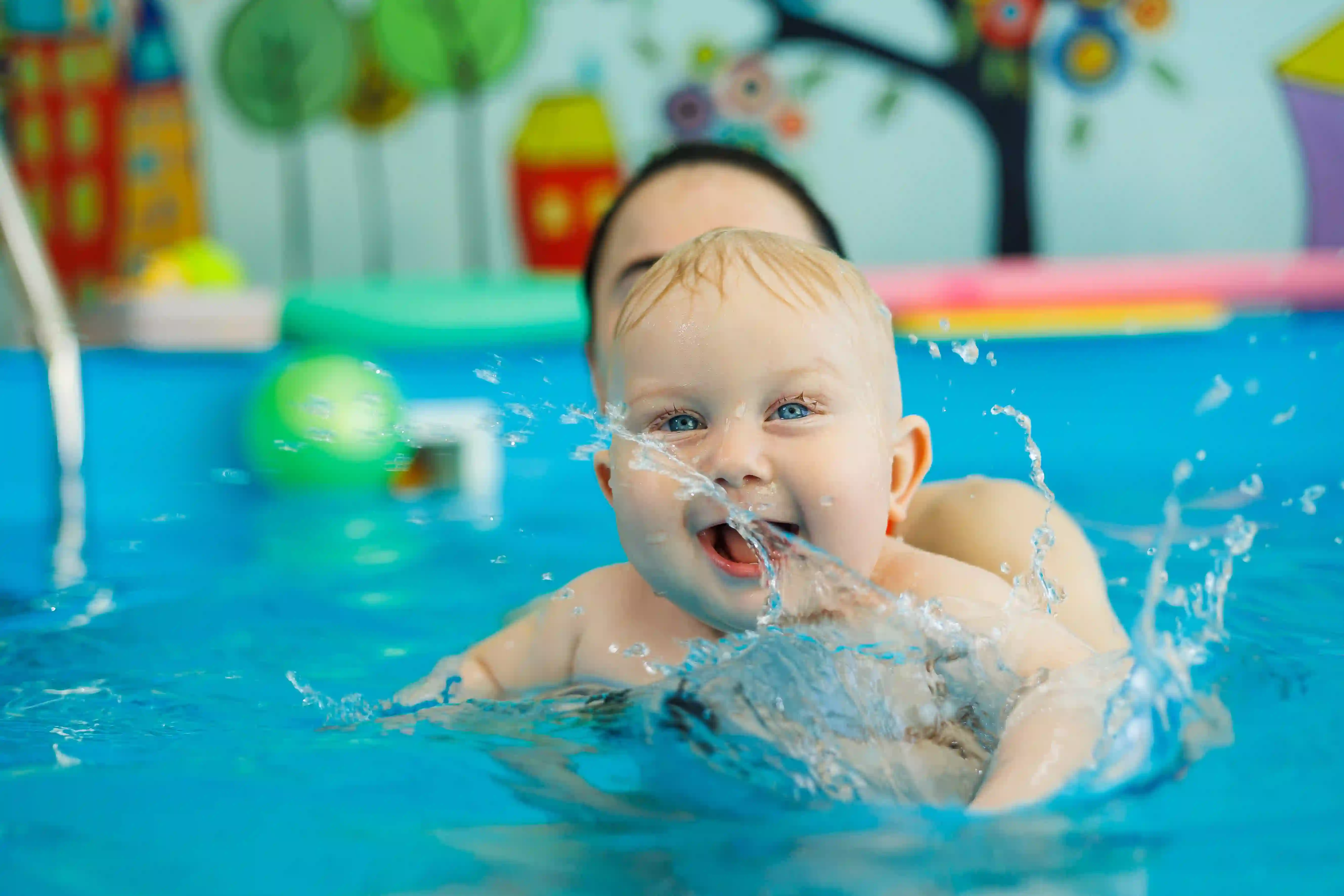 Niños jugando a la pelota para mejorar su desarrollo motor y psicomotricidad